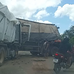 Carreta bate contra caçamba e motorista fica preso às ferragens na avenida Brasil
