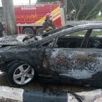 Carro bate em poste e pega fogo em avenida na zona Leste de Boa Vista