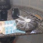 Polícia encontra droga enterrada em jambeiro e prende dois albergados por tráfico