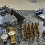 Suspeitos são presos com armas após baterem carro em poste durante perseguição na zona Oeste de Boa Vista