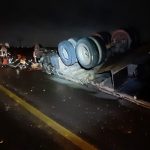 Motorista morre após tombar carreta que transportava argamassa na BR-401