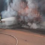 Carreta bitrem com carga de leite pega fogo em Caracaraí
