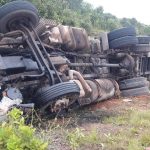 Carreta carregada de açúcar tomba na BR-174 no interior de Roraima