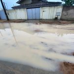 Empresa que presta serviços à Prefeitura de Boa Vista deixa buraco aberto e atoleiro em frente a casa de moradora