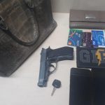 Jovem suspeito de roubo é preso com réplica de arma, celulares e cartões na zona Oeste de Boa Vista