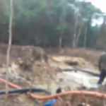 Garimpeiros desviam leito do rio Mucajaí dentro da Terra Indígena Yanomami
