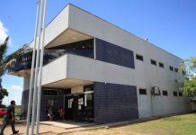 Homem que se entrega a polícia após esfaquear colega no Senador Hélio Campos