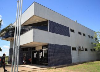 Homem que se entrega a polícia após esfaquear colega no Senador Hélio Campos