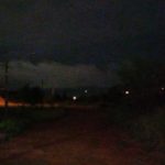 Trecho de avenida do bairro Paraviana segue sem asfalto e sem iluminação