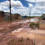 Moradores de loteamento em Boa Vista convivem com falta de iluminação, de asfalto e de coleta de lixo