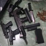 Submetralhadora, pistolas, cocaína e R$8 mil são apreendidos em casa no Caranã
