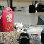 Drogas são apreendidas na bermuda e capacete de motociclista na avenida Ataíde Teive