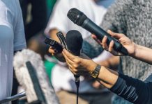 Número de jornalistas assassinados no mundo chega a 128 em 2025, aponta FIJ