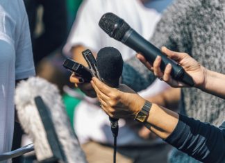 Número de jornalistas assassinados no mundo chega a 128 em 2025, aponta FIJ