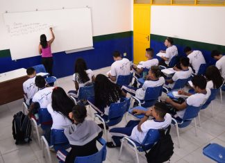 Isenção de Imposto de Renda sobre salário de professores é tema de audiência na Câmara