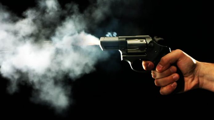 revolver-arma-de-fogo-atirando-003