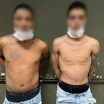 Ao tentarem fugir da Polícia, jovens caem de motocicleta e são presos com drogas