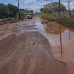 Morador reclama de buracos e lama em avenida sem asfalto no bairro Operário, em Boa Vista