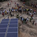 Instalação de energia solar garante acesso à água, educação e saúde em comunidades isoladas na Amazônia
