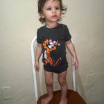 Família faz campanha para custear fisioterapia de bebê com má formação nas pernas