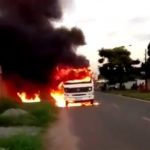 Caminhão baú pega fogo no meio da rua no bairro Caranã, em Boa Vista