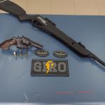 Homem e adolescente são flagrados com arma durante abordagem policial em Boa Vista