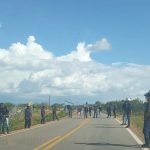 Indígenas bloqueiam trecho da RR-432 no Cantá em protesto ao Marco Temporal; assista vídeo