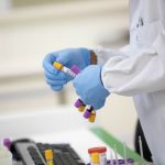 Covid-19: Infectologista afirma que dose de reforço para todos requer mais dados covid-19