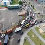 Carreta que trazia cerveja para Boa Vista tomba em Manaus