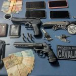 PM encontra réplicas de armas e dinheiro durante abordagem no Santa Luzia
