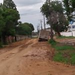 Caminhão atola em rua sem asfalto no Distrito Industrial