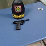 Homem ameaça frequentadores de campo de futebol com arma falsa e é preso