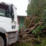 Após ser atropelada por caminhão, menina escapa apenas com ferimento na cabeça