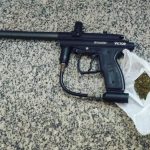 Homem com tornozeleira eletrônica é preso com drogas e arma falsa
