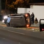 Mulher atinge três carros na Ville Roy e capota; ela apresentou sinais de embriaguez