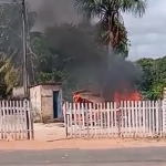 Casa de madeira é destruída por incêndio na zona Oeste de Boa Vista; veja o vídeo