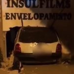 Durante briga com a mulher, motorista perde o controle e carro invade loja em Boa Vista