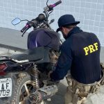 Mais de 350 litros de combustível irregular e motocicleta adulterada são apreendidos na BR-174