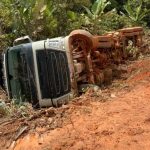 Motorista fica ferido após caminhão de combustível tombar na BR-174 em Pacaraima