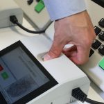 Eleitores que não transferiram título podem optar pelo voto em trânsito urna eletrônica