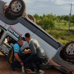 Táxi intermunicipal capota, mata homem e deixa três feridos na BR-174