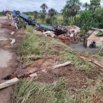 Motorista fica preso às ferragens após caminhão tombar em ponte na BR-174