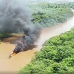 Com fiscalização própria, indígenas queimam balsa de garimpo ilegal na TI Raposa Serra do Sol