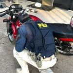 Motocicleta roubada é recuperada pela PRF na BR-174 e foragido da Justiça é preso