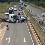 Eleitores de Bolsonaro protestam e fazem bloqueio parcial da BR-174, em Boa Vista