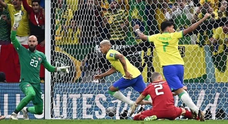 Richarlison marca duas vezes e Brasil bate a Sérvia na estreia da Copa