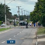 Motorista bate em poste e capota carro na zona Leste de Boa Vista