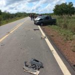 Mulher fica presa às ferragens e jovem fica ferido após batida entre dois carros na BR-432