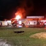 Espaço de eventos pega fogo após raio cair no local em Boa Vista