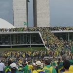 Manifestantes furam bloqueio, entram na Esplanada e invadem o Congresso Nacional